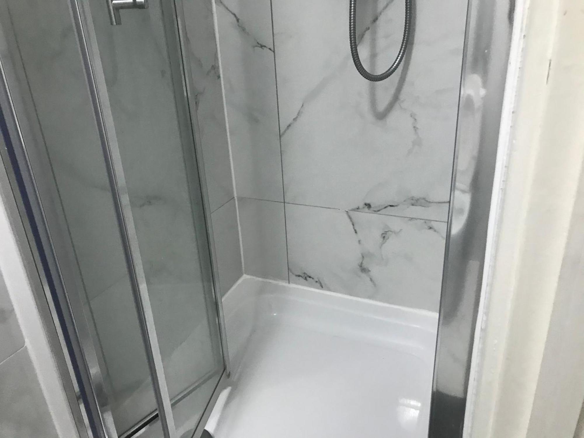 Ensuite With Kitchen Ext Large Room With Balcony In Zone 2 London Luaran gambar