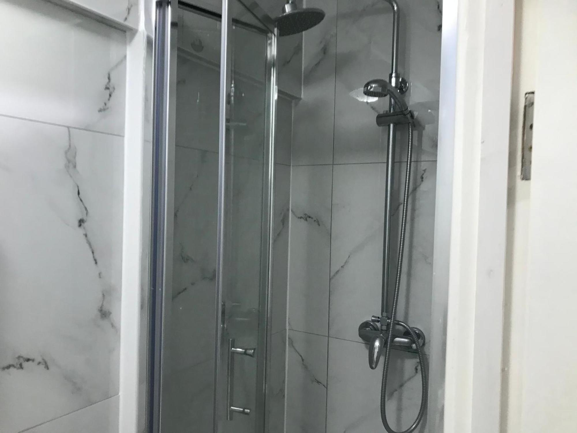 Ensuite With Kitchen Ext Large Room With Balcony In Zone 2 London Luaran gambar