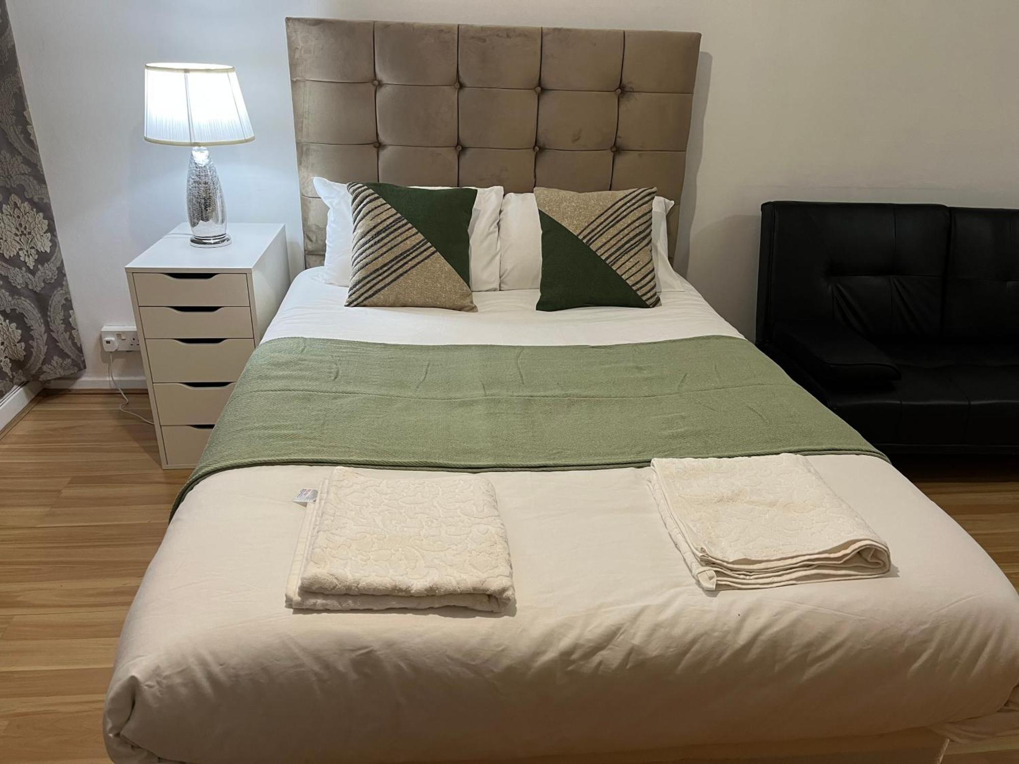 Ensuite With Kitchen Ext Large Room With Balcony In Zone 2 London Luaran gambar